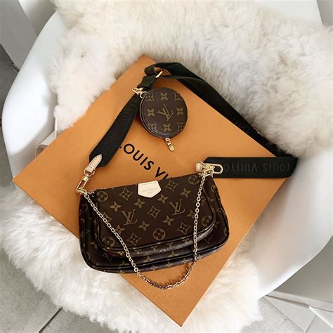 louis vuitton pochette street style|Louis Vuitton Pochette monogram.